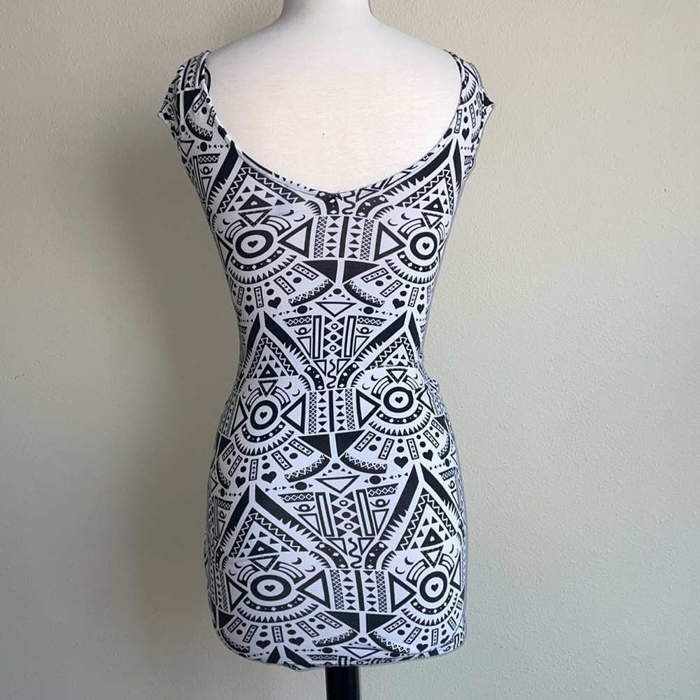 037: H&M DIVIDED geometric pattern jersey knit bodycon mini dress in women’s 4 - Picture 5 of 9